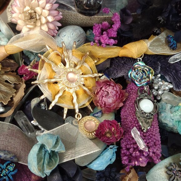 'Breath of God'' Celebration Aroma Set: Potpourri, Skull Diffuser, Oil & Garlan - Picture 5 of 8